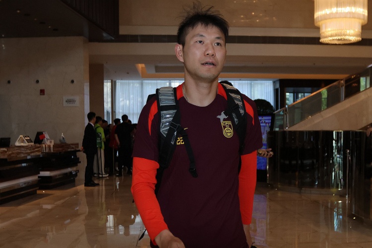 記者:國(guó)足贏(yíng)了兩場(chǎng)確實(shí)提氣 但別分不清幾斤幾兩真以為能贏(yíng)日本